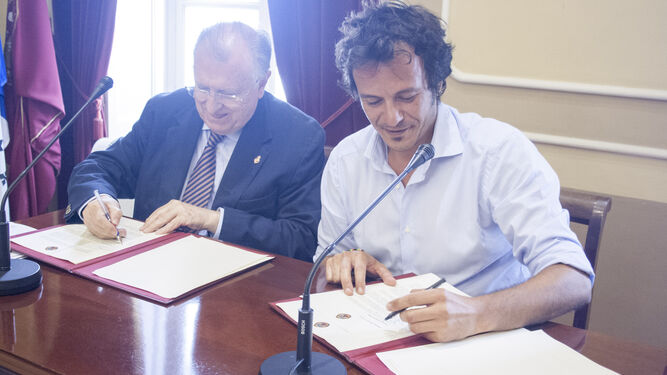 El alcalde firma el convenio junto a José Blas Fernández, presidente de la Fundación Eléctrica de Cádiz.