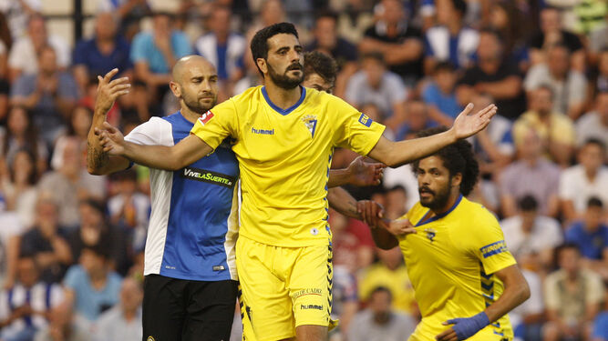 Dani Güiza abre los brazos en el Hércules-Cádiz, el partido del ascenso en el que marcó el gol del triunfo.