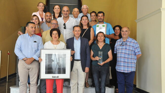 Foto de grupo del alcalde con los representantes de empresas y asociaciones chiclaneras, ayer en el atrio del Ayuntamiento.