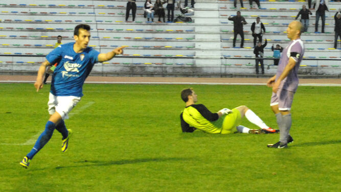 Zafra celebra un gol propio durante su anterior estancia en el San Fernando.