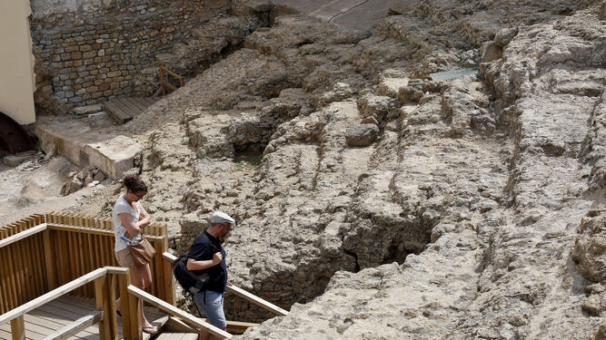 Turistas visitando la cavea del Teatro Romano.