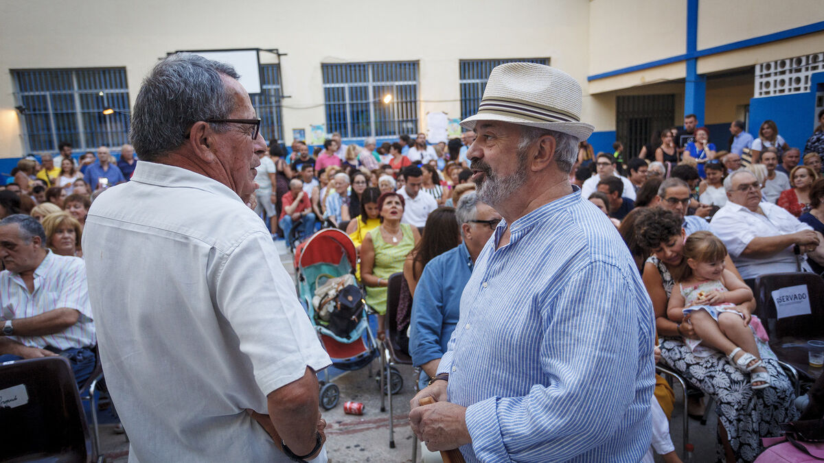 Antonio Martín conversa con José Luis Fatou, uno de los históricos de La Salle Viña, antes del inicio del homenaje.
