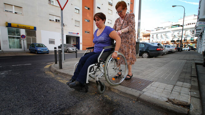 Las barreras arquitectónicas dificultan el paso de las personas discapacitadas resultando ser un obstáculo en plena calle.