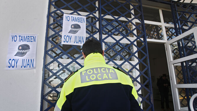 Carteles con el lema "Yo también soy Juan" en el cuartel de la Policía Local. Ahora parece que el Ayuntamiento ya ha dejado de ser Juan.