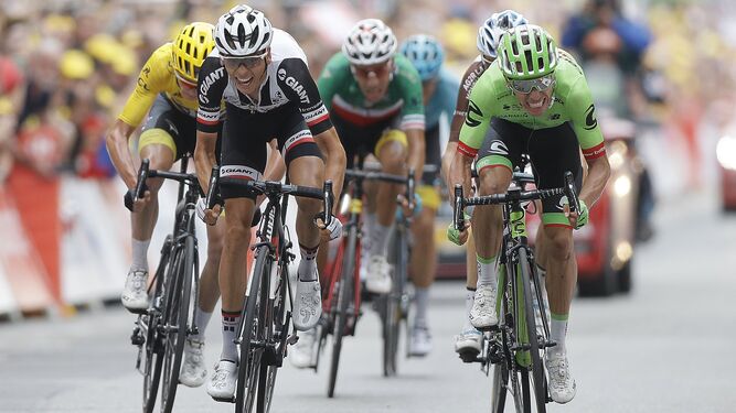 Rigoberto Urán (d), con gesto de esfuerzo encara los metros finales de la etapa reina de esta edición del Tour y se impone por muy poco al francés Warren Barguil.