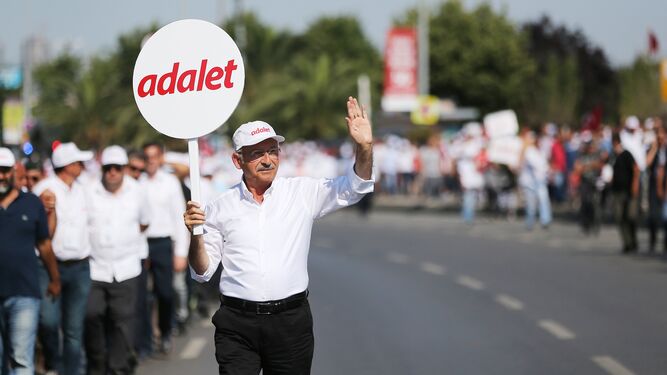 Kemal Kiliçdaroglu, ayer durante la marcha en Estambul.