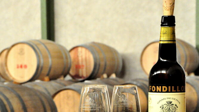 Una botella del vino fondillón tan característico de la provincia de Alicante.