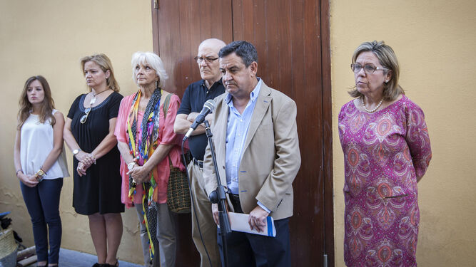 Loaiza se dirige a los presentes, junto a miembros del PP y a Maite Jiménez Diufaín (d.).