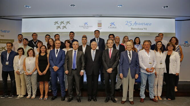 Foto de familia de los deportistas que asistieron al acto, junto a Alejandro Blanco, Isidro Fainé, Jordi Gual y José Vilarasau, ayer en Barcelona.