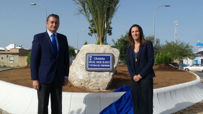 Antonio Sanz, junto a la alcaldesa de Chipiona, Isabel Jurado.