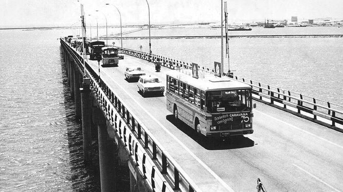 Una de las primeras colas de vehículos que se formaron a la entrada del puente el día de la inauguración.