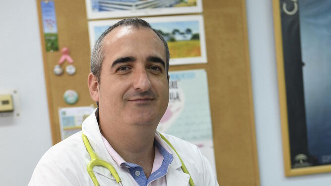 Alberto de los Santos Moreno, especialista en Medicina Interna, en el Hospital Puerta del Mar.