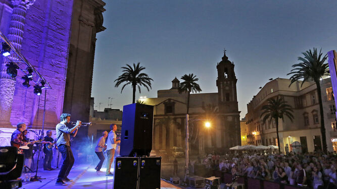 Un momento de la actuación de la Orquesta Nacional de Barbés en la plaza de la Catedral de Cádiz.