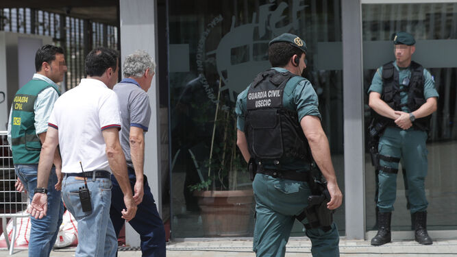 Ángel María Villar, escoltado por miembros de la UCO, entra en las dependencias de la RFEF.