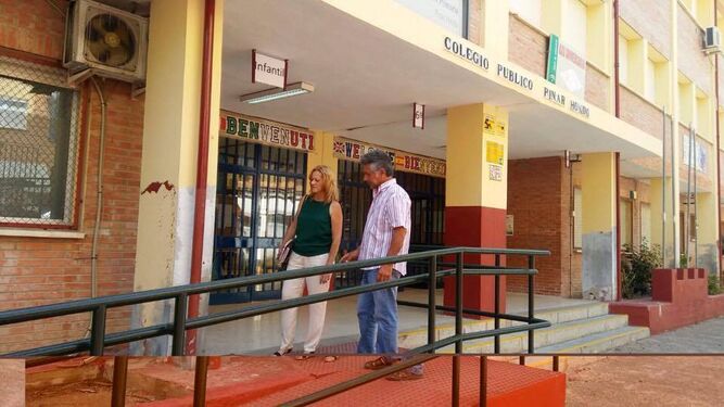La concejala de Educación visitó el colegio Pinar Hondo, donde se están realizando distintos arreglos.