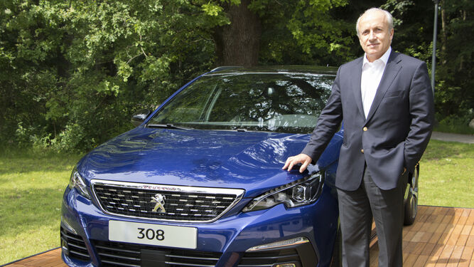 El director general de Peugeot España, Jorge Tomé, posa con el actualizado 308.