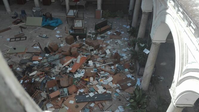 Fotografía captada hace unos días del interior del patio del antiguo IES Rosario lleno de enseres y mobiliario que está siendo desalojado del edificio.