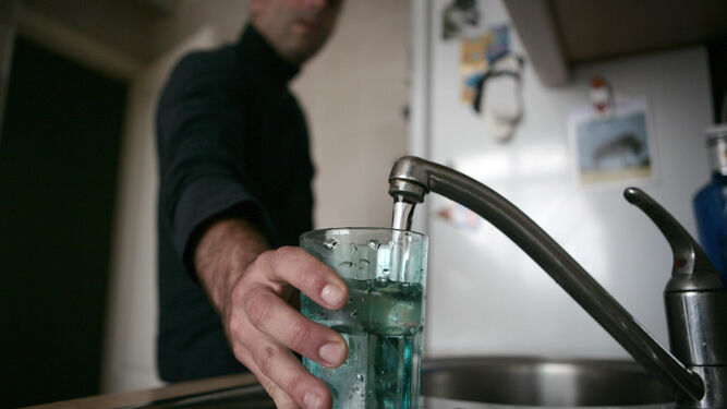 Un ciudadano llena un vaso de agua del grifo en su vivienda.