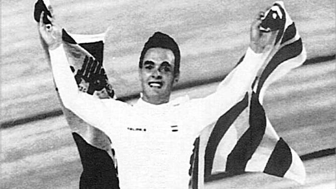 Imagen del ciclista chiclanero celebrando la medalla en el 92.
