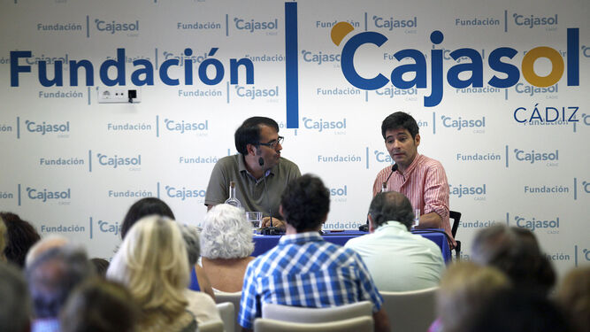Francisco Reyero (a la derecha) durante la presentación de su libro ayer en la Fundación Cajasol, junto al escritor gaditano Luis García Gil.