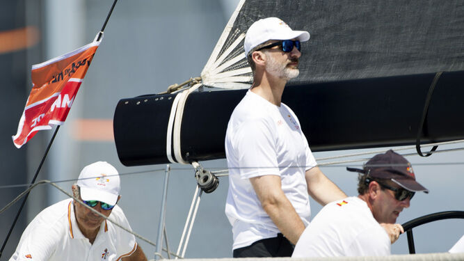 Felipe VI al frente de la tripulación del Aifos este domingo.