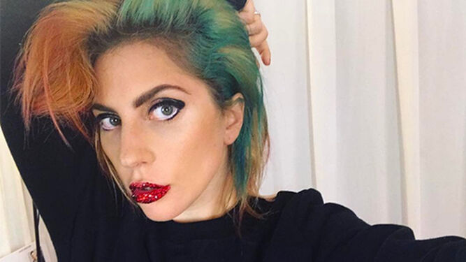 Lady Gaga sorprende con su sugerente 'look' bicolor, inspiración que ya lució Mónica Naranjo.