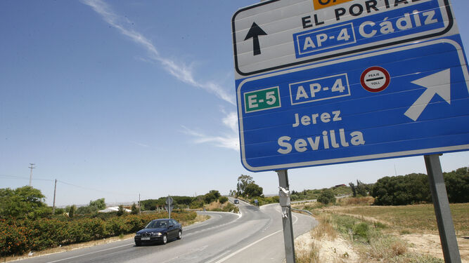Señal vertical que indica la autopista de peaje de Cádiz a Sevilla.