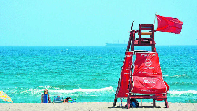 Bandera roja en una de las torretas de vigilancia de la playa de Levante, ayer.