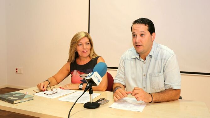 Los concejales de Movilidad, Carmen Ojeda; y Economía y Hacienda, Antonio Fernández, presentaron ayer las novedades del nuevo pliego.