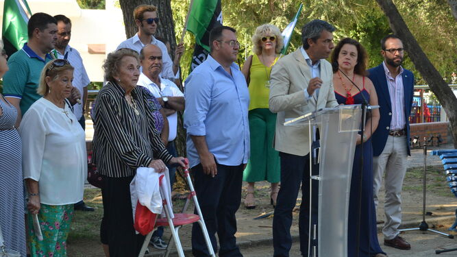 Romero, junto a Picardo, y otros militantes y simpatizantes andalucistas, en el homenaje a Blas Infante.
