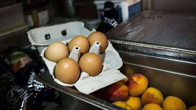 Vista de un cartón de huevos en un restaurante de París, Francia,