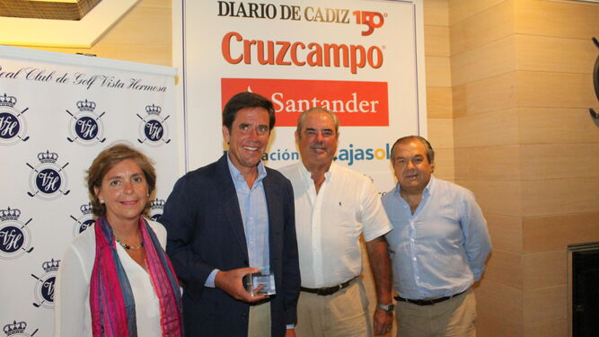 Celia Ollero Borrero, Eduardo Dávila Miura, José Manuel Domeq Bohórquez y Juan Antonio Bajo Arenas, en el club El Buzo.