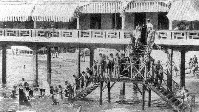 El balneario construido en los años veinte evitaba pisar la arena para bañarse.