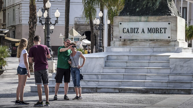 Turistas, ayer por la tarde, fotografiándose frente a las escalinatas del monumento a Moret.
