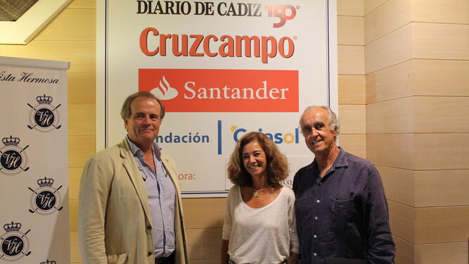 De izq. a dcha.: Alfonso Osborne, Reyes Pacheco y Pepe Cobo, en el Aula de Cultura del Club El Buzo.