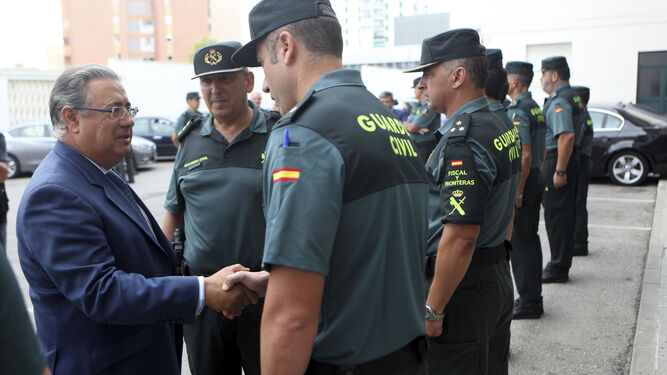 Juan Ignacio Zoido saluda a un guardia civil durante su visita ayer a Algeciras.