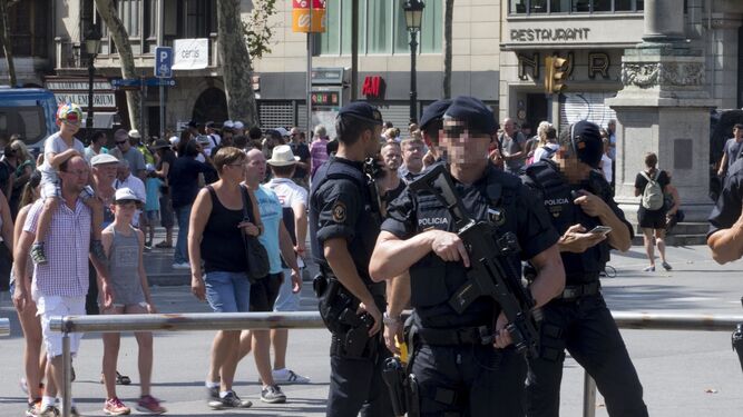 El amplio dispositivo policial en Barcelona tras los ataques.