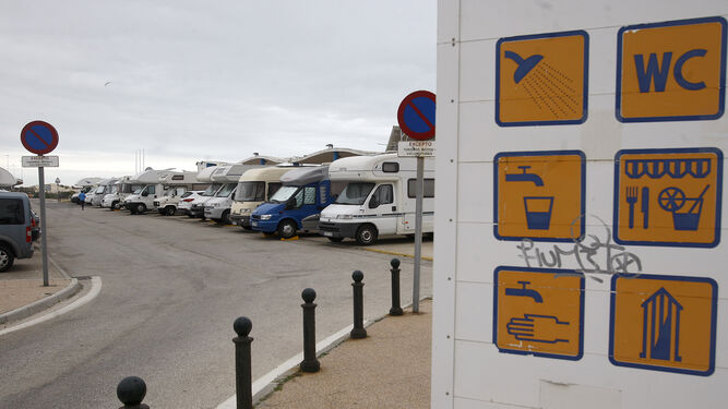 Caravanas aparcadas junto a un cartel que informa, entre otros, de los servicios ofertados por el módulo de Cortadura.