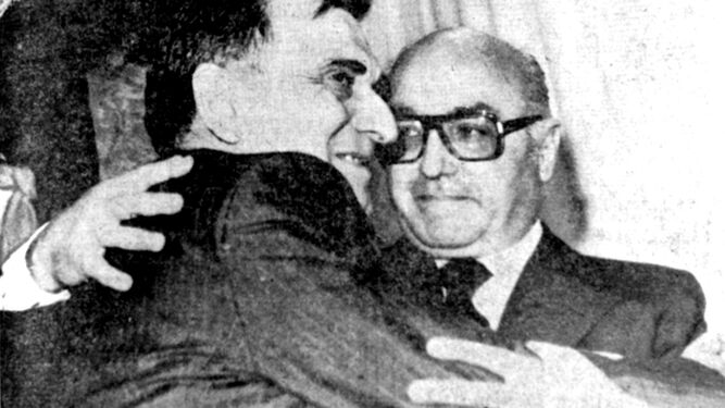 El primer presidente de la Junta de Andalucía, Plácido Fernández, y Manuel Clavero se abrazan efusivamente.