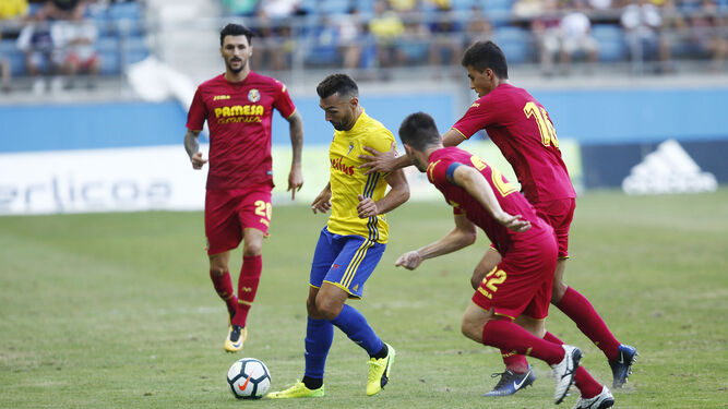 Barral, rodeado de contrarios en el partido del Trofeo Carranza contra el Villarreal.