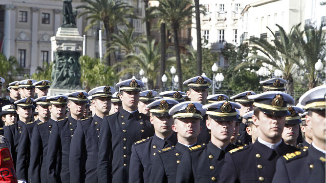 Guardiamarinas del 'Juan Sebastián de Elcano' desfilando por San Juan de Dios, en marzo de este año.
