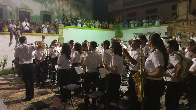 Gran actuación de la banda Maestro Dueñas en plaza Colón