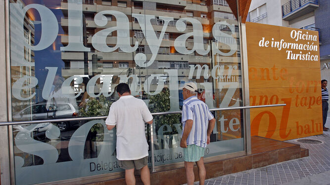 Dos turistas en la oficina de la avenida, a la altura de la Plaza de Jerez, en una imagen de archivo.