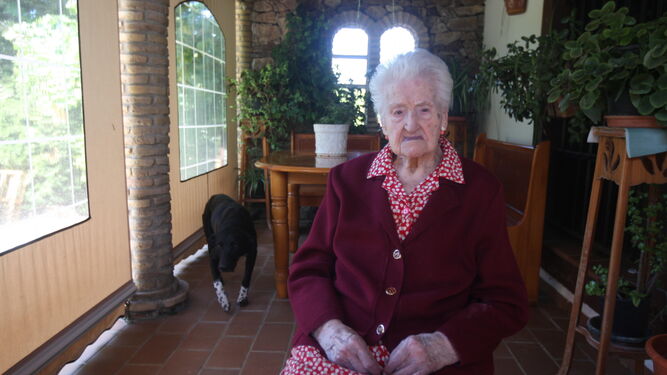 La centenaria, en el porche de su casa donde pasa buena parte del día.