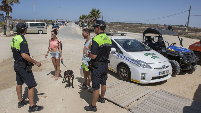 Los visitantes de la playa canina reciben información en la entrada.