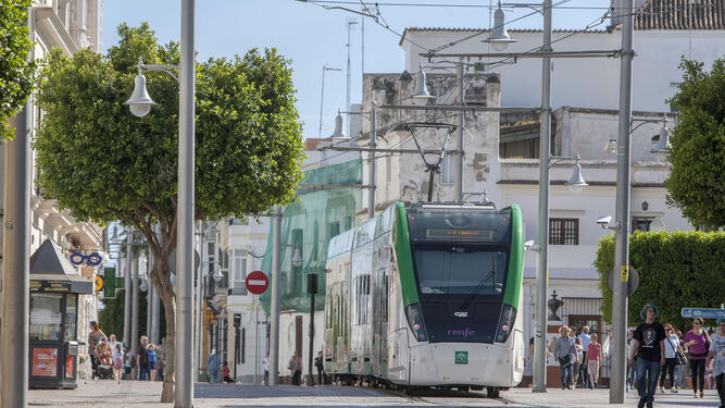El tren-tranvía pasa por la Alameda Moreno de Guerra de San Fernando, durante las pruebas que se realizaron en el pasado mes de mayo.