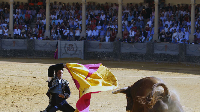 Rivera Ordóñez 'Paquirri', en una larga cambiada a su primer toro, ayer, en la Maestranza de Ronda.
