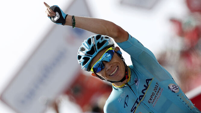 Miguel Ángel López celebra su victoria en la decimoquinta etapa de la Vuelta.