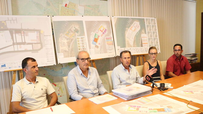 Acto de presentación del Plan Especial, con el alcalde en el centro y acompañado por parte del equipo redactor.