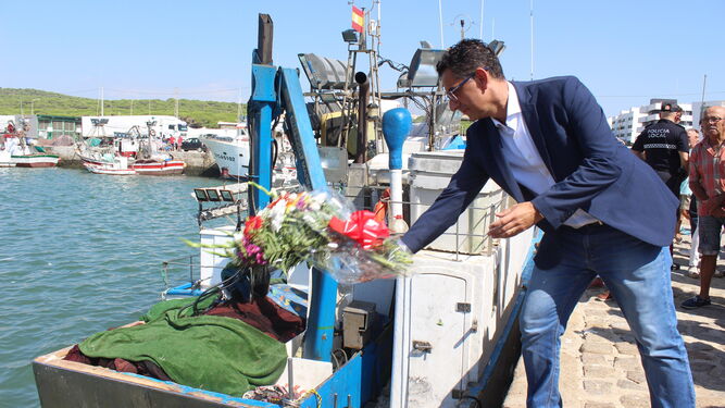 El alcalde de Barbate realiza la ofrenda floral en nombre del Ayuntamiento.